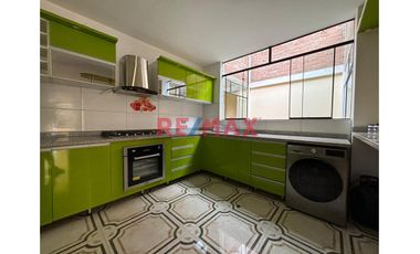 ✨ ¡Oportunidad única en Trujillo! 🏡

Descubre la comodidad y estilo de vivir en un moderno departamento de ESTRENO semi amoblado de 100 m², ubicado