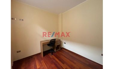 ✨ ¡Oportunidad única en Trujillo! 🏡

Descubre la comodidad y estilo de vivir en un moderno departamento de ESTRENO semi amoblado de 100 m², ubicado