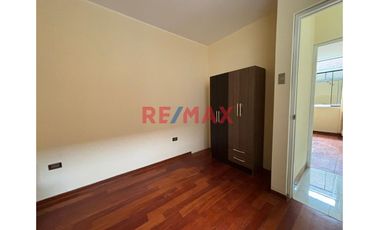 ✨ ¡Oportunidad única en Trujillo! 🏡

Descubre la comodidad y estilo de vivir en un moderno departamento de ESTRENO semi amoblado de 100 m², ubicado