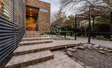 Casa en venta estilo industrial en exclusivo condominio.