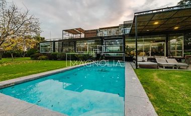 Casa en venta estilo industrial en exclusivo condominio.