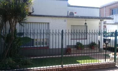 En Venta! | Hermosa Casa en Moreno Centro con Departamento al Fondo | a Metros de Av. Victorica y Boulevard Evita