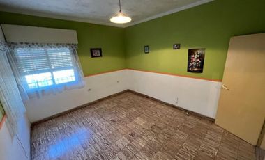 VENTA DE CASA 4 AMBIENTES CON COCHERA Y GALPON - MONTE GRANDE -  OPORTUNIDAD