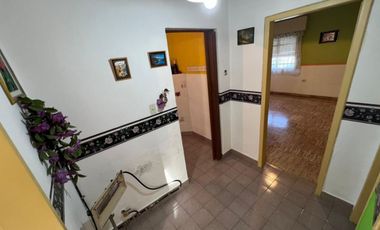 VENTA DE CASA 4 AMBIENTES CON COCHERA Y GALPON - MONTE GRANDE -  OPORTUNIDAD