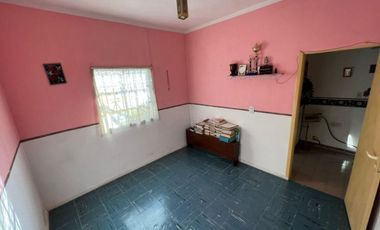 VENTA DE CASA 4 AMBIENTES CON COCHERA Y GALPON - MONTE GRANDE -  OPORTUNIDAD