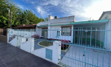VENTA DE CASA 4 AMBIENTES CON COCHERA Y GALPON - MONTE GRANDE -  OPORTUNIDAD