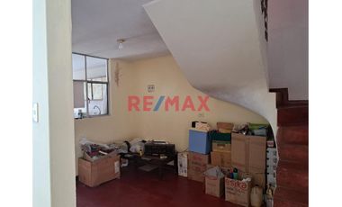 Se Vende Casa De Dos Pisos En Esquina        Urb. Los Rosales De Santa Rosa La Perla Callao                              Alt. Cdra. 12 De La Av. La Pa