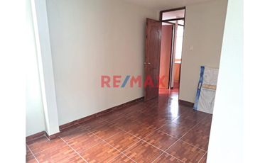 Se Vende Casa De Dos Pisos En Esquina        Urb. Los Rosales De Santa Rosa La Perla Callao                              Alt. Cdra. 12 De La Av. La Pa