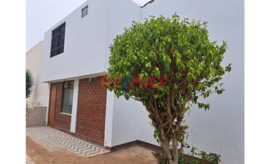 Se Vende Casa De Dos Pisos En Esquina        Urb. Los Rosales De Santa Rosa La Perla Callao                              Alt. Cdra. 12 De La Av. La Pa