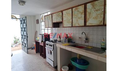 Se Vende Casa De Dos Pisos En Esquina        Urb. Los Rosales De Santa Rosa La Perla Callao                              Alt. Cdra. 12 De La Av. La Pa