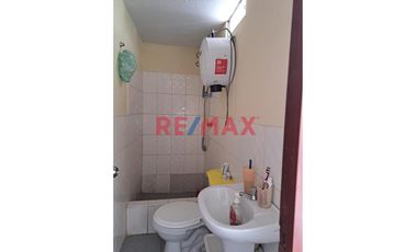 Se Vende Casa De Dos Pisos En Esquina        Urb. Los Rosales De Santa Rosa La Perla Callao                              Alt. Cdra. 12 De La Av. La Pa