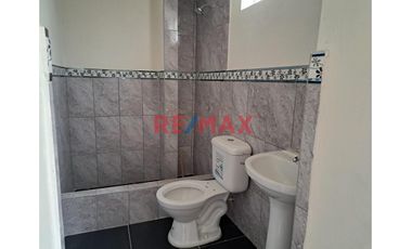Se Vende Casa De Dos Pisos En Esquina        Urb. Los Rosales De Santa Rosa La Perla Callao                              Alt. Cdra. 12 De La Av. La Pa