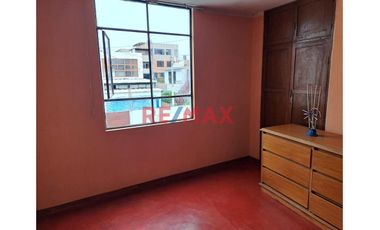 Se Vende Casa De Dos Pisos En Esquina        Urb. Los Rosales De Santa Rosa La Perla Callao                              Alt. Cdra. 12 De La Av. La Pa