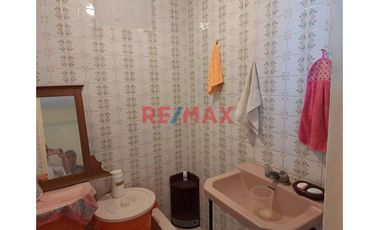 Se Vende Casa De Dos Pisos En Esquina        Urb. Los Rosales De Santa Rosa La Perla Callao                              Alt. Cdra. 12 De La Av. La Pa