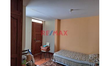 Se Vende Casa De Dos Pisos En Esquina        Urb. Los Rosales De Santa Rosa La Perla Callao                              Alt. Cdra. 12 De La Av. La Pa