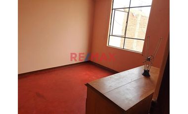 Se Vende Casa De Dos Pisos En Esquina        Urb. Los Rosales De Santa Rosa La Perla Callao                              Alt. Cdra. 12 De La Av. La Pa