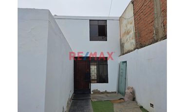 Se Vende Casa De Dos Pisos En Esquina        Urb. Los Rosales De Santa Rosa La Perla Callao                              Alt. Cdra. 12 De La Av. La Pa