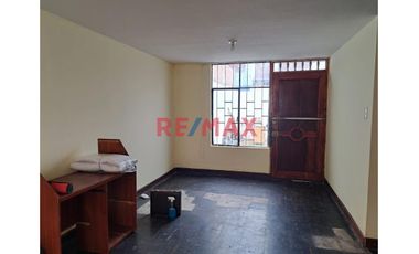 Se Vende Casa De Dos Pisos En Esquina        Urb. Los Rosales De Santa Rosa La Perla Callao                              Alt. Cdra. 12 De La Av. La Pa