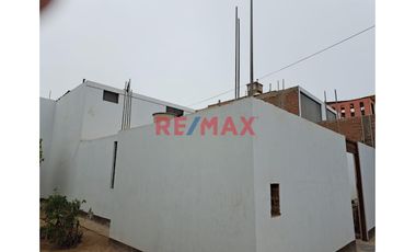 Se Vende Casa De Dos Pisos En Esquina        Urb. Los Rosales De Santa Rosa La Perla Callao                              Alt. Cdra. 12 De La Av. La Pa