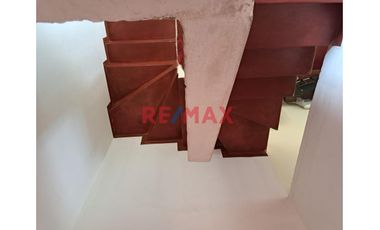 Se Vende Casa De Dos Pisos En Esquina        Urb. Los Rosales De Santa Rosa La Perla Callao                              Alt. Cdra. 12 De La Av. La Pa