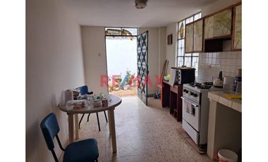 Se Vende Casa De Dos Pisos En Esquina        Urb. Los Rosales De Santa Rosa La Perla Callao                              Alt. Cdra. 12 De La Av. La Pa