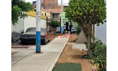 Se Vende Casa De Dos Pisos En Esquina        Urb. Los Rosales De Santa Rosa La Perla Callao                              Alt. Cdra. 12 De La Av. La Pa