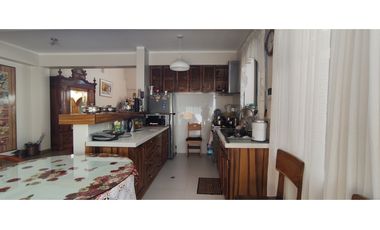 VENDO RESIDENCIA LUJOSA 330 M2 FRENTE AL PARQUE HUANCARO CUSCO