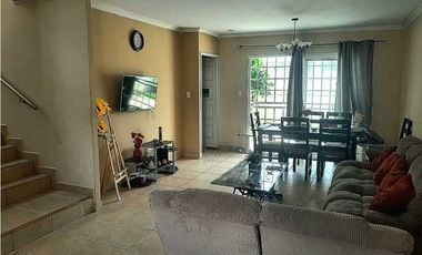 SE OFRECE EN ALQUILER AMPLIA CASA CON LINEA BLANCA COMPLETA