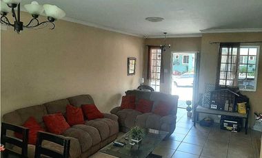 SE OFRECE EN ALQUILER AMPLIA CASA CON LINEA BLANCA COMPLETA