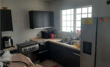 SE OFRECE EN ALQUILER AMPLIA CASA CON LINEA BLANCA COMPLETA