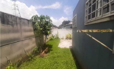 SE OFRECE EN ALQUILER AMPLIA CASA CON LINEA BLANCA COMPLETA