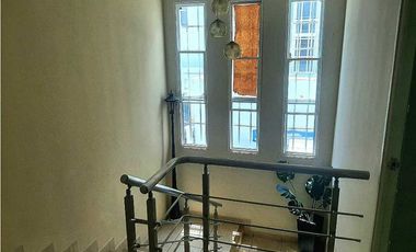 SE OFRECE EN ALQUILER AMPLIA CASA CON LINEA BLANCA COMPLETA