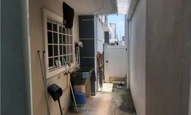 SE OFRECE EN ALQUILER AMPLIA CASA CON LINEA BLANCA COMPLETA