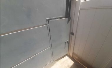 SE OFRECE EN ALQUILER AMPLIA CASA CON LINEA BLANCA COMPLETA