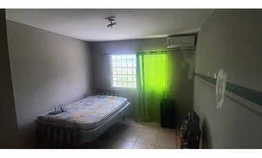 SE OFRECE EN ALQUILER AMPLIA CASA CON LINEA BLANCA COMPLETA