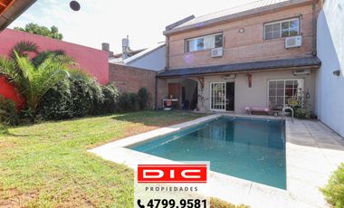 Chalet 5 ambientes venta con suite vestidor patio jardin y piscina en Olivos