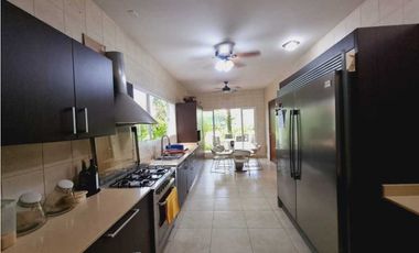 CASA CON PISCINA EN COSTA DEL ESTE  1800MT