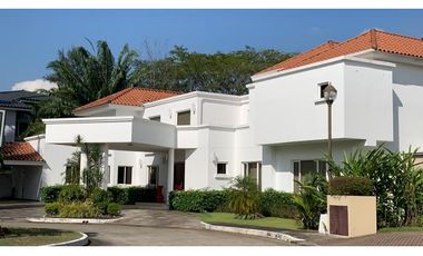 CASA CON PISCINA EN COSTA DEL ESTE  1800MT