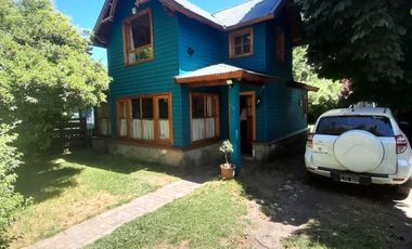 FINA Patagonia. Casa en venta 2 dormitorios c/ cochera. Centro de San Martin de los Andes