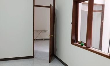 Di Sewakan Rumah Cocok Untuk Kantor 5 Kamar di Jl. Gedong 8 Bandung