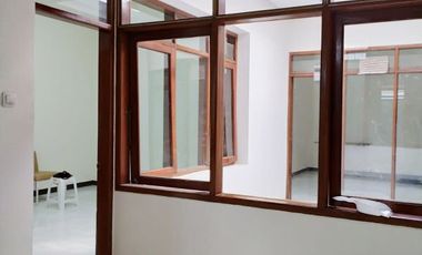Di Sewakan Rumah Cocok Untuk Kantor 5 Kamar di Jl. Gedong 8 Bandung