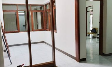 Di Sewakan Rumah Cocok Untuk Kantor 5 Kamar di Jl. Gedong 8 Bandung