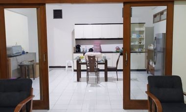 Di Sewakan Rumah Cocok Untuk Kantor 5 Kamar di Jl. Gedong 8 Bandung