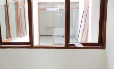 Di Sewakan Rumah Cocok Untuk Kantor 5 Kamar di Jl. Gedong 8 Bandung