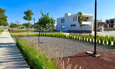 SUR EN VILANOVA EXCELENTE TERRENO MUY CERCA DEL AREA COMUN Y SUPER UBICADO