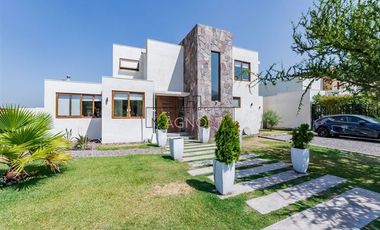 Linda casa en venta 5D en Piedra Roja, Chicureo