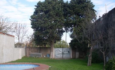 EXCELENTE CASA QUINTA DE TRES AMBIENTES CON GALERIA A REFACCIONAR  PISCINA  GALPON DE HERRAMIENTAS Y AMOPLIO PATIO SOBRE CALLE CON ASFALTO A 500 METRO