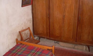 EXCELENTE CASA QUINTA DE TRES AMBIENTES CON GALERIA A REFACCIONAR  PISCINA  GALPON DE HERRAMIENTAS Y AMOPLIO PATIO SOBRE CALLE CON ASFALTO A 500 METRO