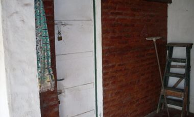 EXCELENTE CASA QUINTA DE TRES AMBIENTES CON GALERIA A REFACCIONAR  PISCINA  GALPON DE HERRAMIENTAS Y AMOPLIO PATIO SOBRE CALLE CON ASFALTO A 500 METRO