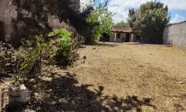 EXCELENTE CASA QUINTA DE TRES AMBIENTES CON GALERIA A REFACCIONAR  PISCINA  GALPON DE HERRAMIENTAS Y AMOPLIO PATIO SOBRE CALLE CON ASFALTO A 500 METRO